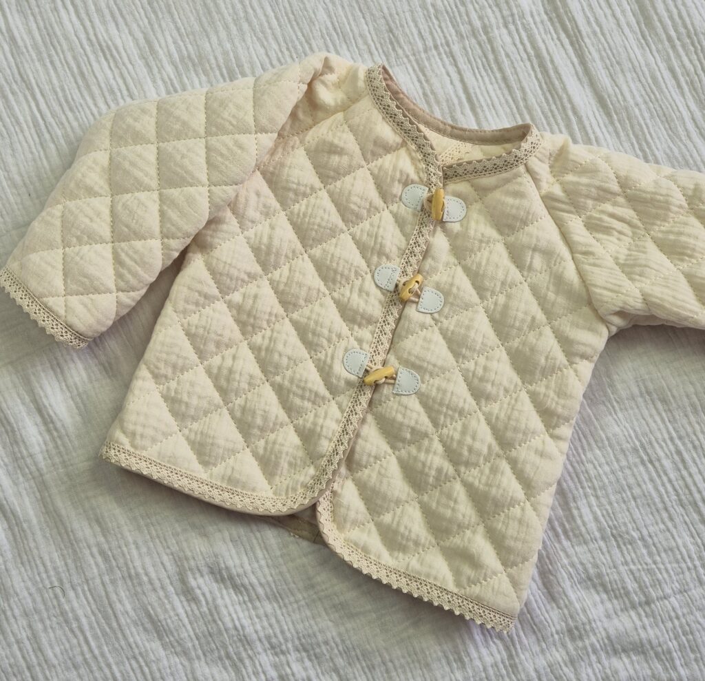 Jasje hydrofiel gequilt beige kant