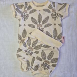 Short + shirt leaves