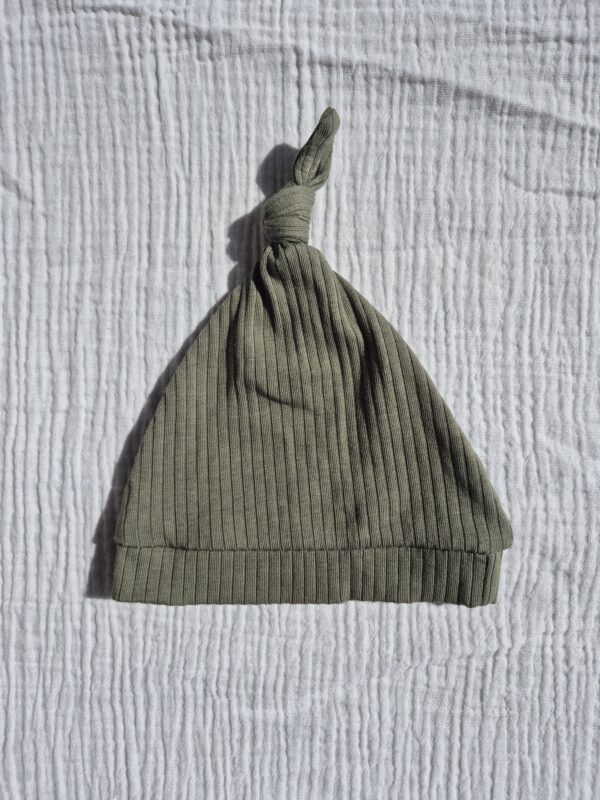 Mutsje legergroen brede rib