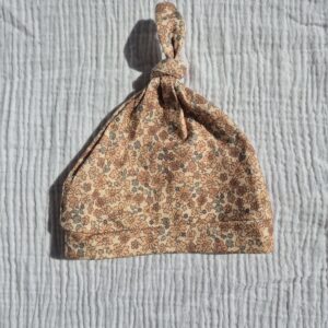 Mutsje kleine bloemen cacao