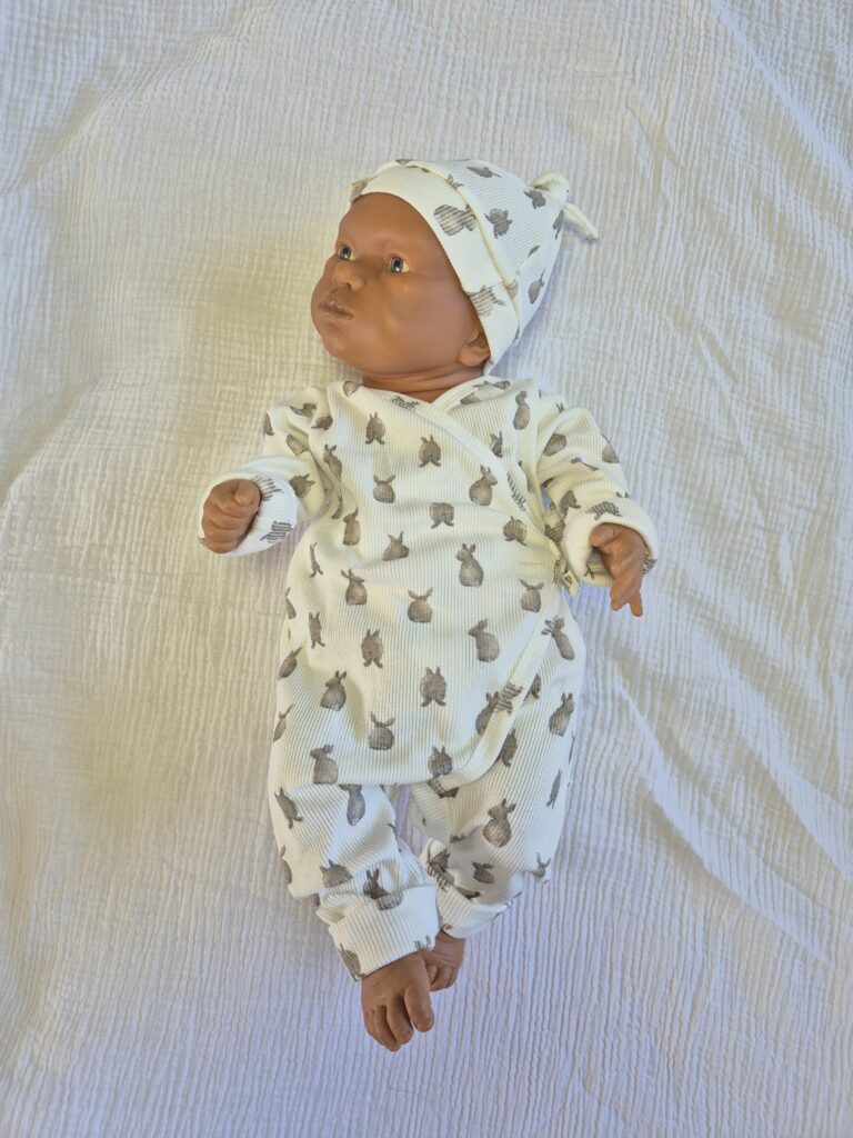 Boxpakje van ribtricot met handgetekende konijntjesprint door Marcha Joan – babykleding van Punky’s & Poppies