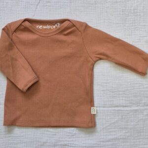 Ribstof terra kleur truitje met envelopschouders